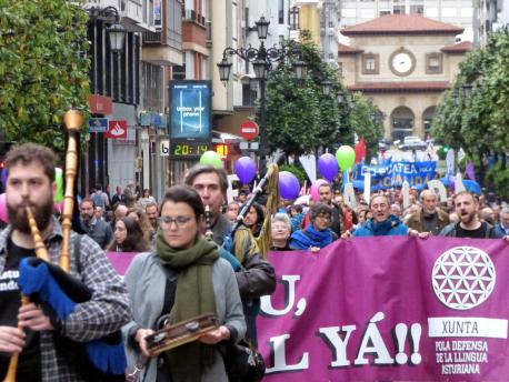 Semeyes de la manifestación del Día de les Lletres Asturianes