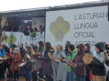 Asturies.com ufre una galería de semeyes de la manifestación del 6-A