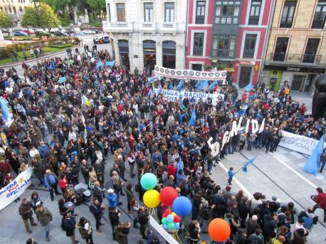 Uviéu acoyó la manifestación pol Día les Lletres Asturianes “más numberosa de toes”