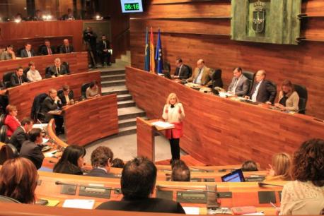 El PP ufre un alcuerdu presupuestariu a Fernández, qu’insiste en mirar a la izquierda
