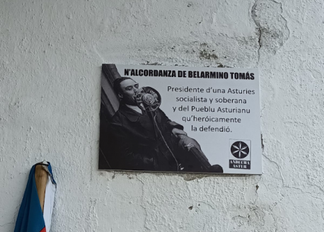 Placa n'alcordanza de Belarmino Tomás d'Andecha Astur nel cementeriu de Pando