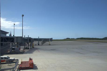 Plataforma d'estacionamientu y pista del Aeropuertu d'Asturies 