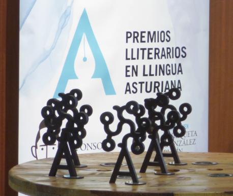 Tela y trofeos Premios Lliterarios