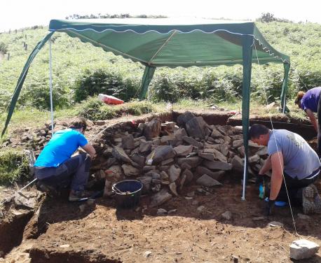 Descubren un túmulu del Neolíticu na campa L’Españal