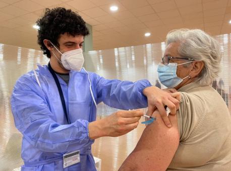 Vacunación en Parque Astur a persona de 70 a 75 años