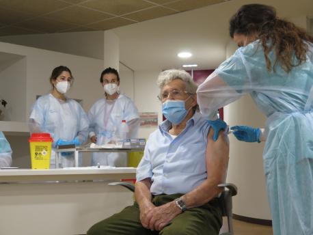 Vacunación en residencia de Pumarín