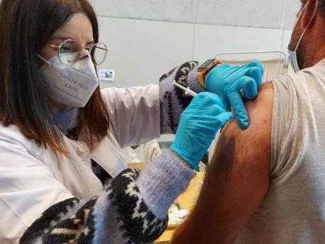 Vacunación home segunda dosis nel Palaciu a menores de 65 años con Janssen