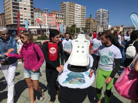 Sotu'l Barcu acueye una xornada de surf solidariu