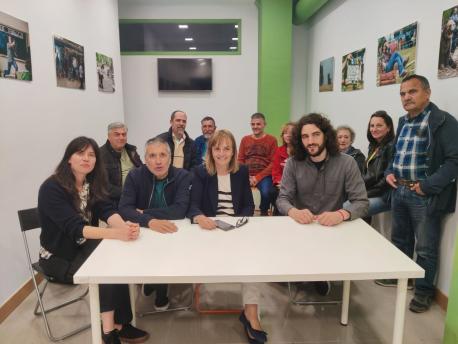 Zarru Cova Tomé con Tuero, Elipe y Jorge Fernández Iglesias nel llar de Podemos Xixón