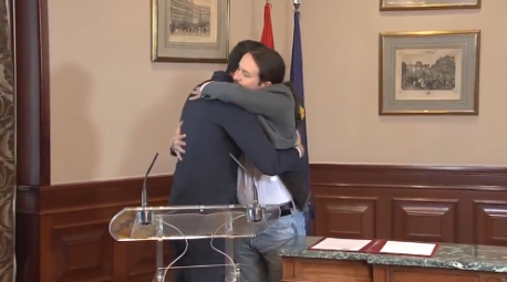 Abrazu Pedro Sánchez y Pablo Iglesias prealcuerdu 10-P