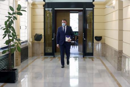 Adrián Barbón caleyando