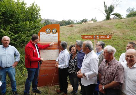 Adrián Barbón, Miguel Ángel Revilla y Berta Piñán nel Camín de los Santuarios