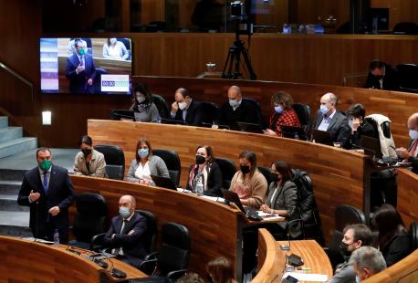 Adrián Barbón y bancu socialista na Xunta Xeneral