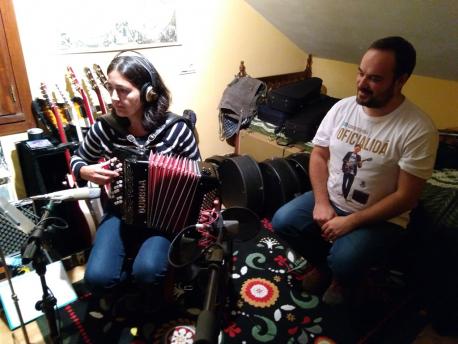 La banda ¿Aú? presenta la versión folk del ‘Villancicu’l Nataliegu’ na IV Folixa de Navidá d’Avilés