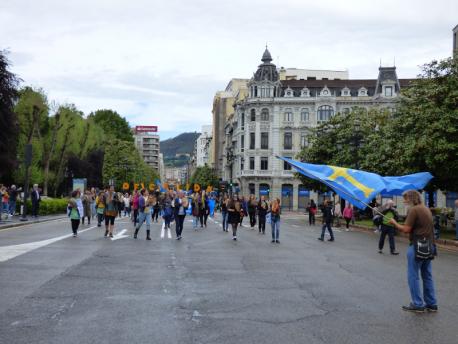 Cabecera de la manifestación del XLIV Día de les Lletres Asturianes na Escandalera