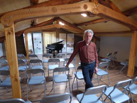 Carlos Rubiera na sala de la Fundación Almastur