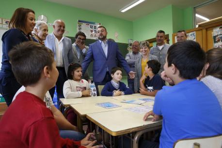 Carmen Suárez Suárez y Adrián Barbón inauguracion cursu escolar en Villayón