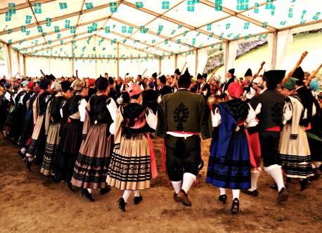 Los traxes d'aldeana y porruanu declaraos Bienes d'Interés Cultural
