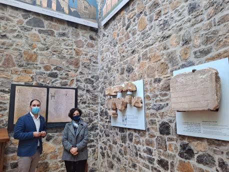 David Álvarez Suárez y Berta Piñán nel Muséu del Prerrománicu de Santianes