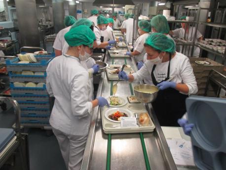 Esther Manzano cocina pa los ingresaos en Cabueñes pa celebrar el cincuentenu aniversariu del hospital