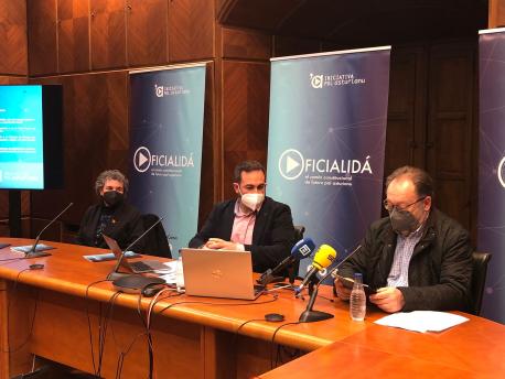 Eva García-Vázquez, Inaciu Galán y Xosé Alba manifiestu internacional oficialidá Iniciativa pol Asturianu