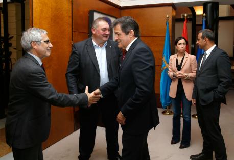 Argüelles tresmite a Fernández la so disposición a negociar unes cuentes p’aplicar polítiques d’izquierda