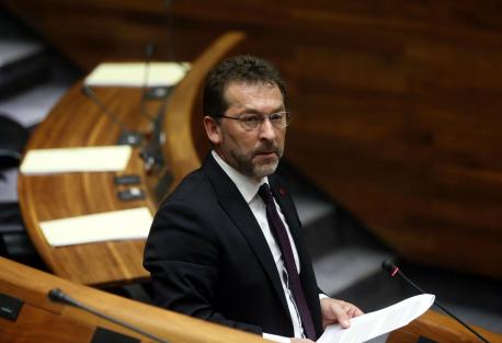 SUATEA suspende a Alonso y pon-y un "insuficiente" na estaya d'asturianu