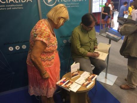 Gonzalo González Barreñada firma llibru 'El pesu de la lluz'