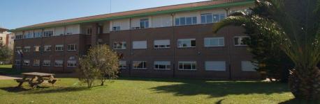 Los alumnos de trés centros de Secundaria nun reciben clase d’asturianu pola falta de maestru