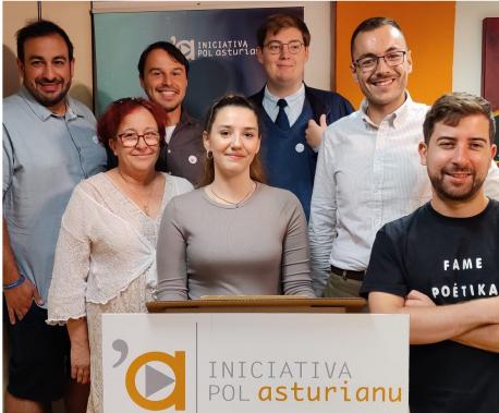 Iván Llera con xunta direutiva 2022-2025 d'Iniciativa pol Asturianu 