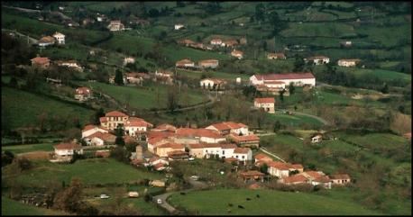 Ensin cartelos en La Collá y los qu'hai, mal puestos