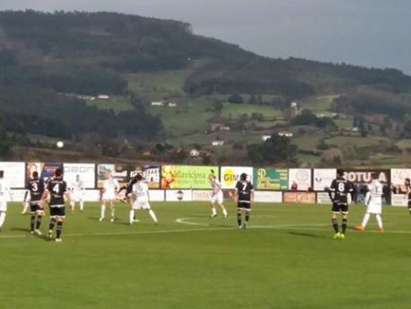 El derbi de Segunda B emitíu n'asturianu en TPA supera la cuota de pantalla media de la canal