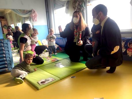 Lidya Espina visita escuela Infantil en Piloña