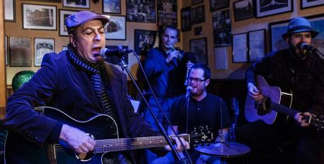 Luis Núñez y Los Folgazanes con 'La ñeve y la esmeralda' ganadores, del X Premiu al Meyor Cantar