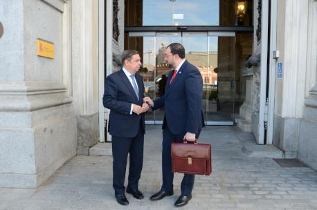 Luis Planas y Adrián Barbón puerta del Ministeriu d'Agricultura y Pesca