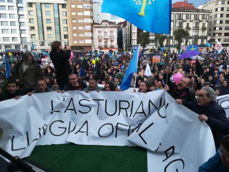 L'agua apúntase a la oficialidá 