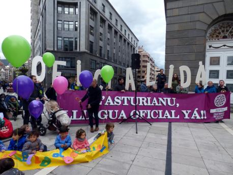 La oficialidá del asturianu, en boca de toos