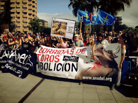 Manifestación antitaurina d'ANADEL en Xixón
