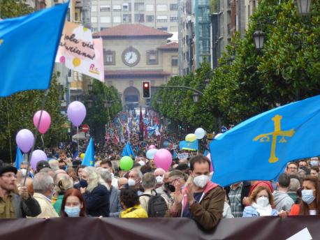 Manifestación oficialidá 16-0 xente