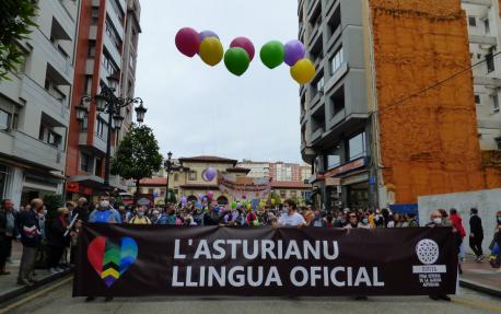 Manifestación pola Oficialidá 16-O salida segunda pancarta