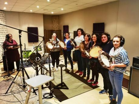 Muyeres grabando 'Humanes'