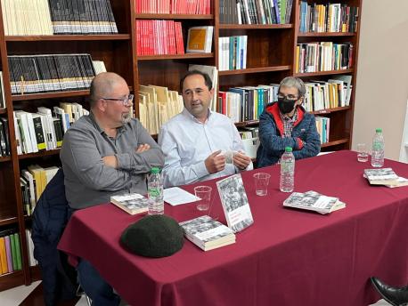 Pablo Antón Marín Estrada, Xulio Viejo y Esther Prieto presentación de 'Onde’l caos se texe