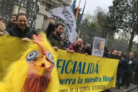 Dellos cientos de persones protesten pol vetu al asturianu