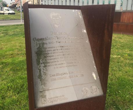 Placa n'alcordanza de Federico González-Fierro Botas en Xixón