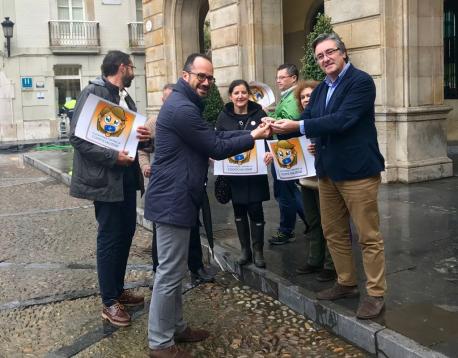 Siete persones movilizáronse en Xixón contra la oficialidá