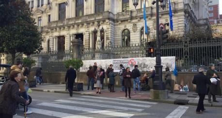 Protesta contra plumeru de La Pampa na Xunta Xeneral