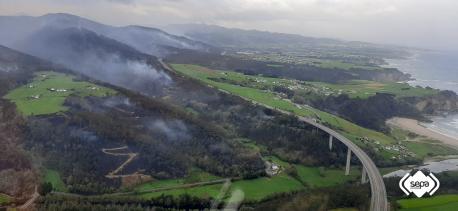 Quema estabilizada en Valdés cerca mariña