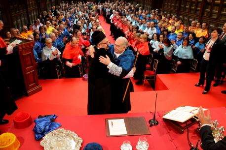 García Granda abre'l discursu de toma de posesión como rector n'asturianu