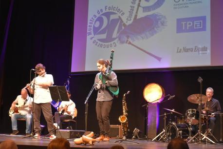 “‘Ida y vuelta’ ye un discu de gaita mui diferente”, rellata Carlos Casado