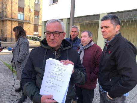 Xicu Ilesies col escritu d'oposición en Llaviana